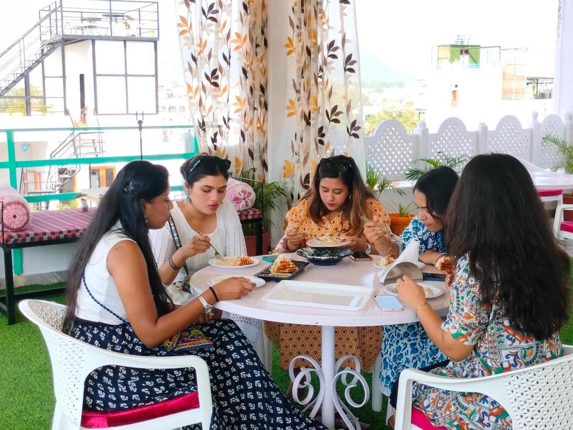 Krishna Stay Guest House Udaipur Bagian luar foto