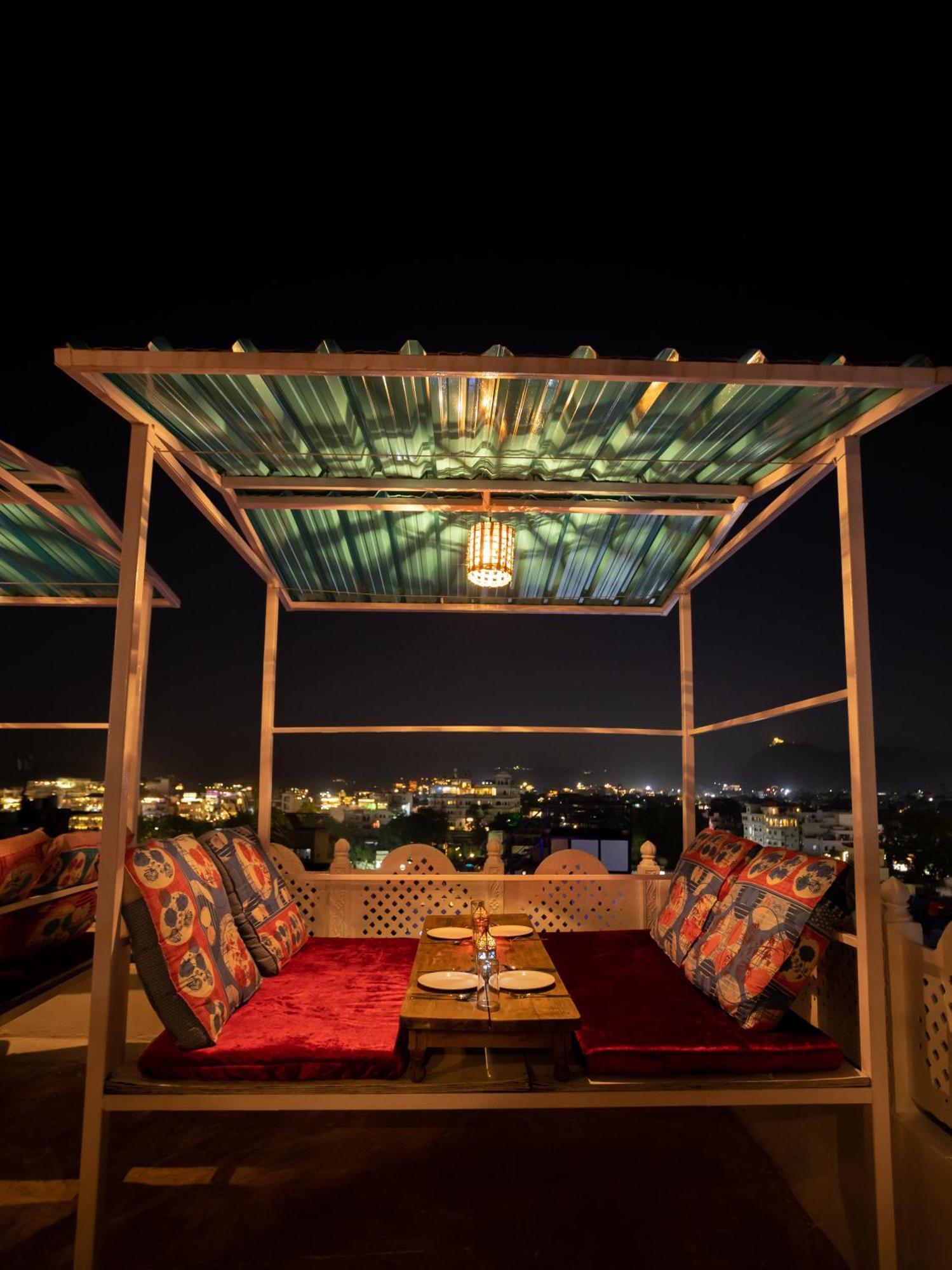 Krishna Stay Guest House Udaipur Bagian luar foto