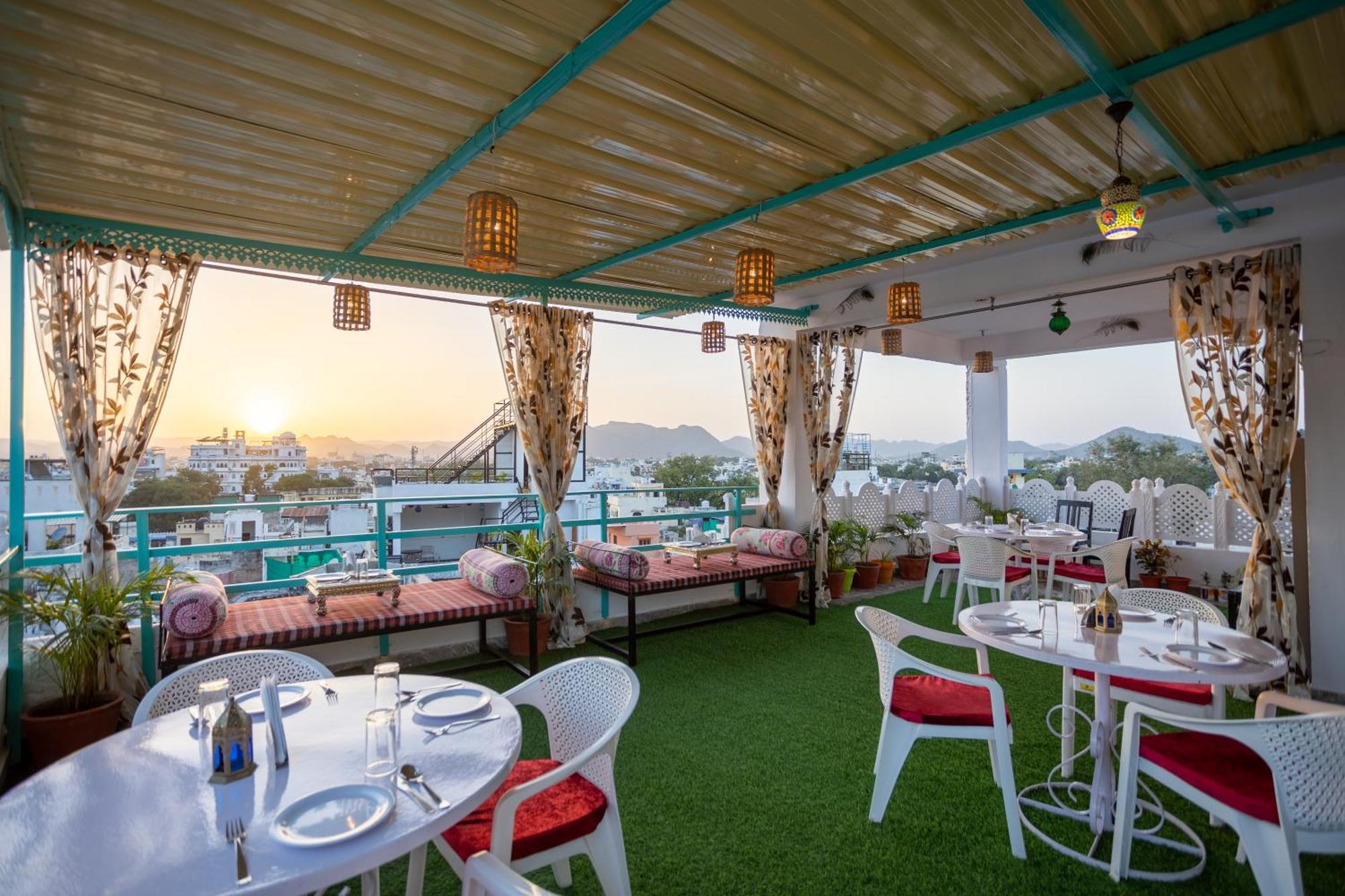 Krishna Stay Guest House Udaipur Bagian luar foto