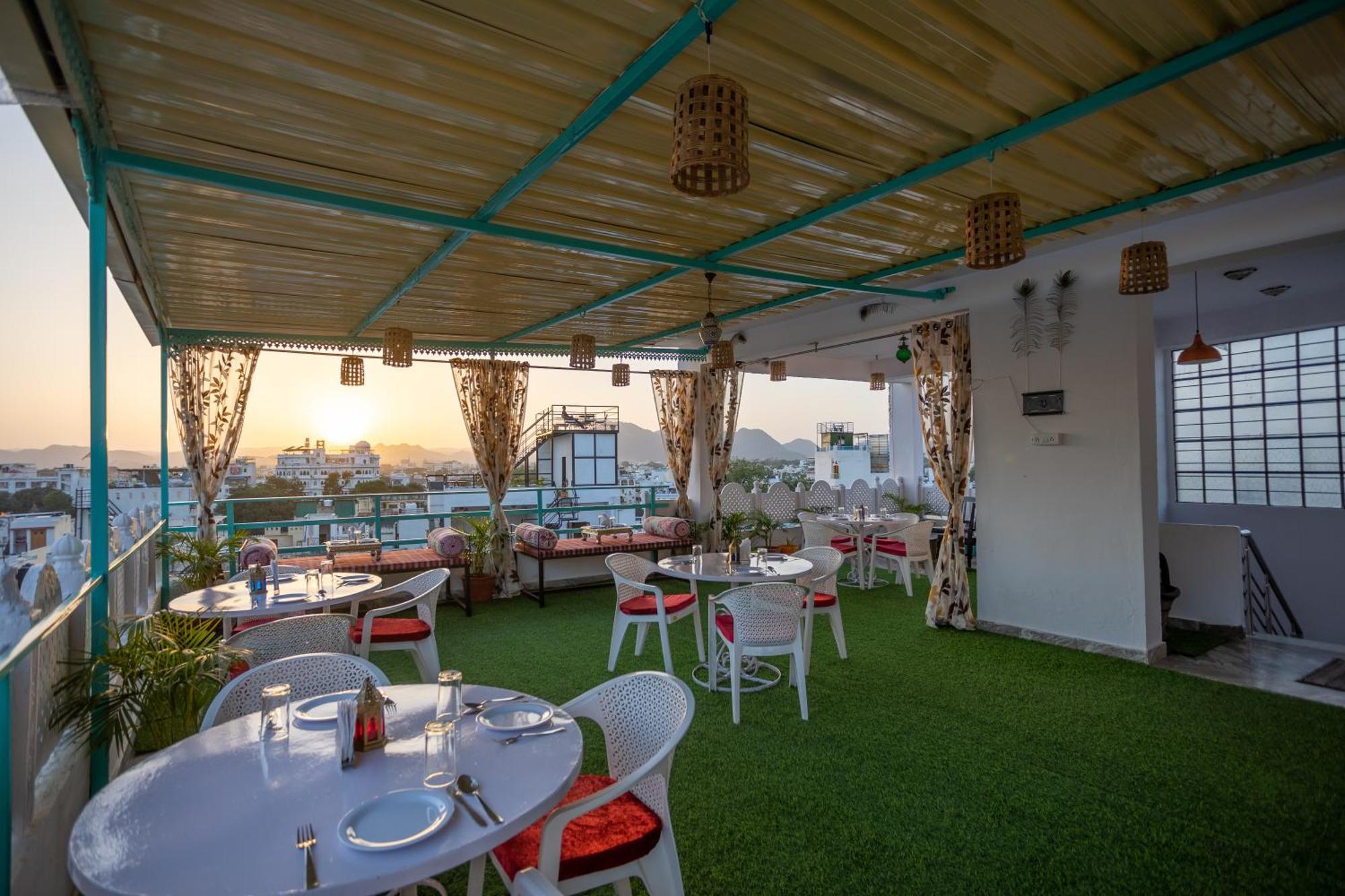 Krishna Stay Guest House Udaipur Bagian luar foto