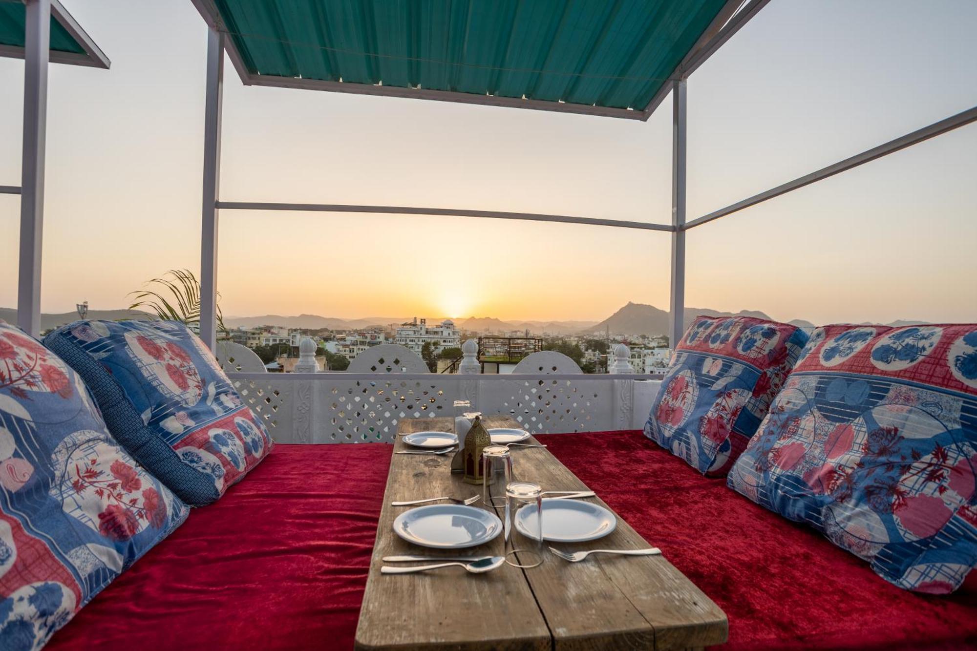 Krishna Stay Guest House Udaipur Bagian luar foto