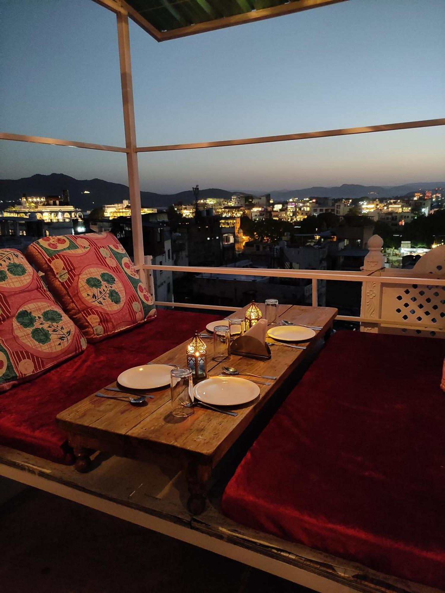 Krishna Stay Guest House Udaipur Bagian luar foto