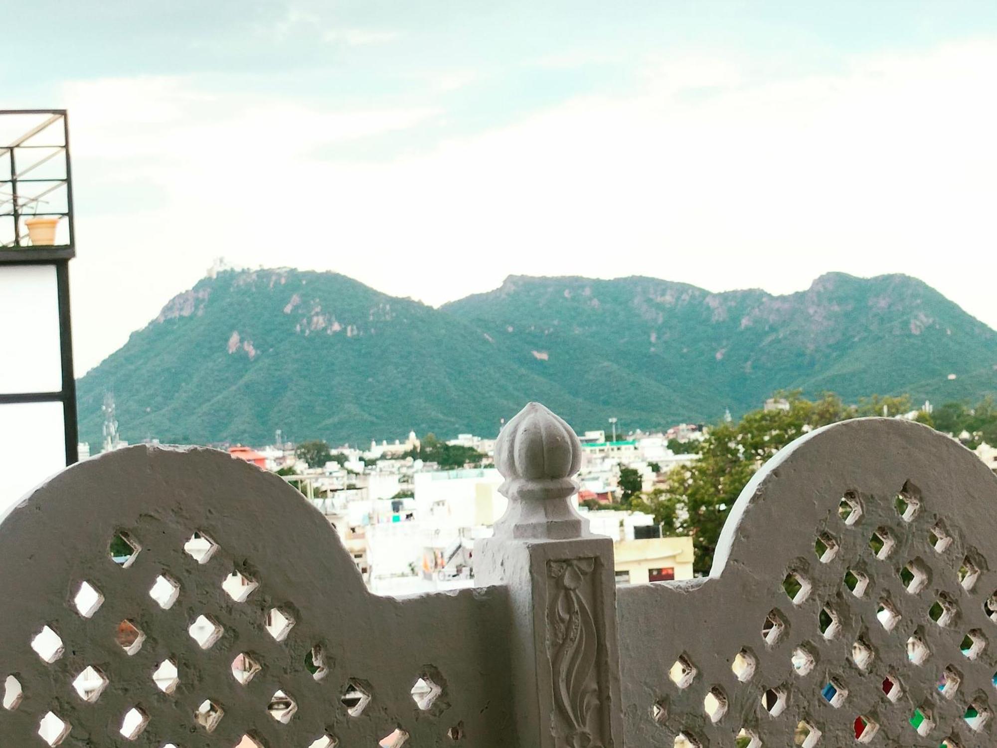 Krishna Stay Guest House Udaipur Bagian luar foto