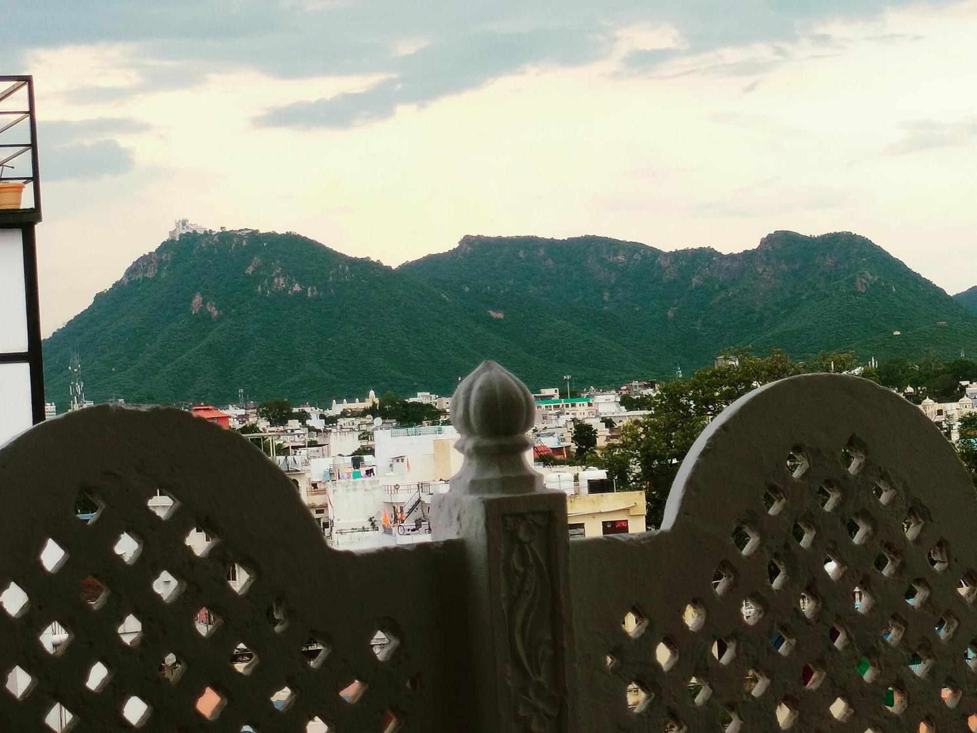 Krishna Stay Guest House Udaipur Bagian luar foto