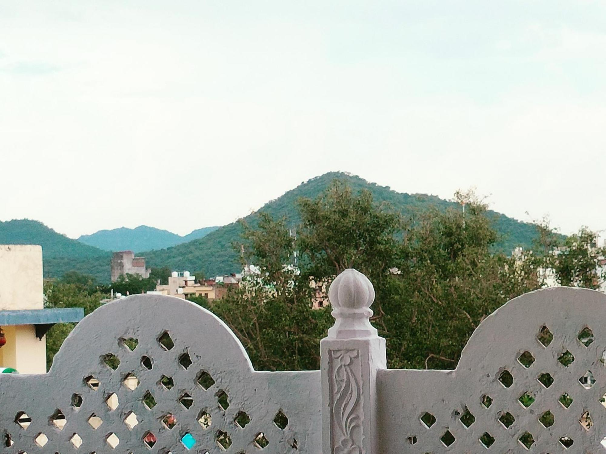 Krishna Stay Guest House Udaipur Bagian luar foto