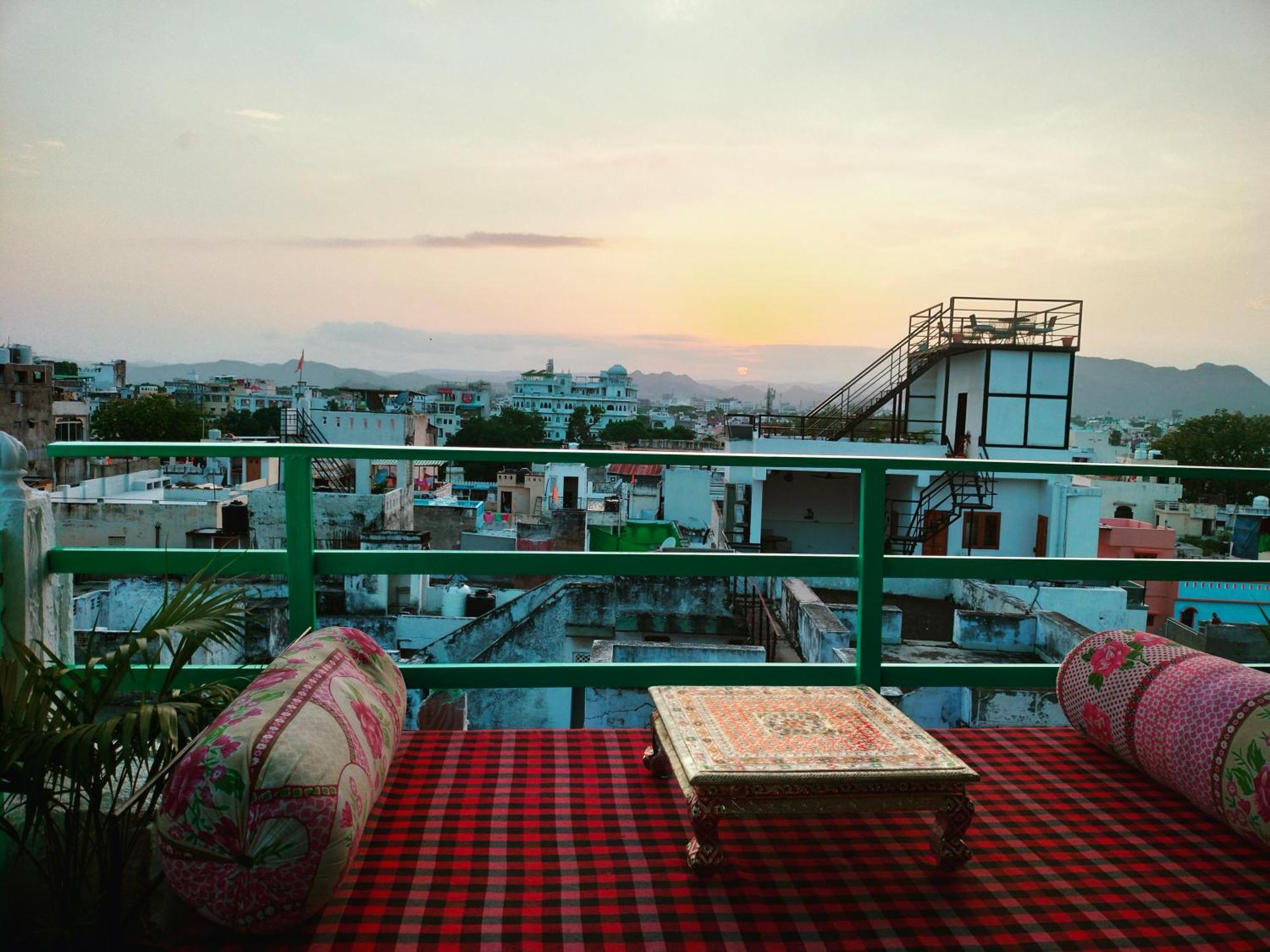 Krishna Stay Guest House Udaipur Bagian luar foto
